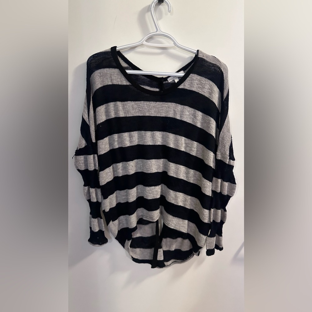 Women’s Moamoa over size long sleeve, button up back.  Size large